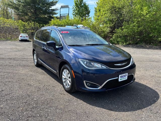 2017 Chrysler Pacifica Touring-L's photo